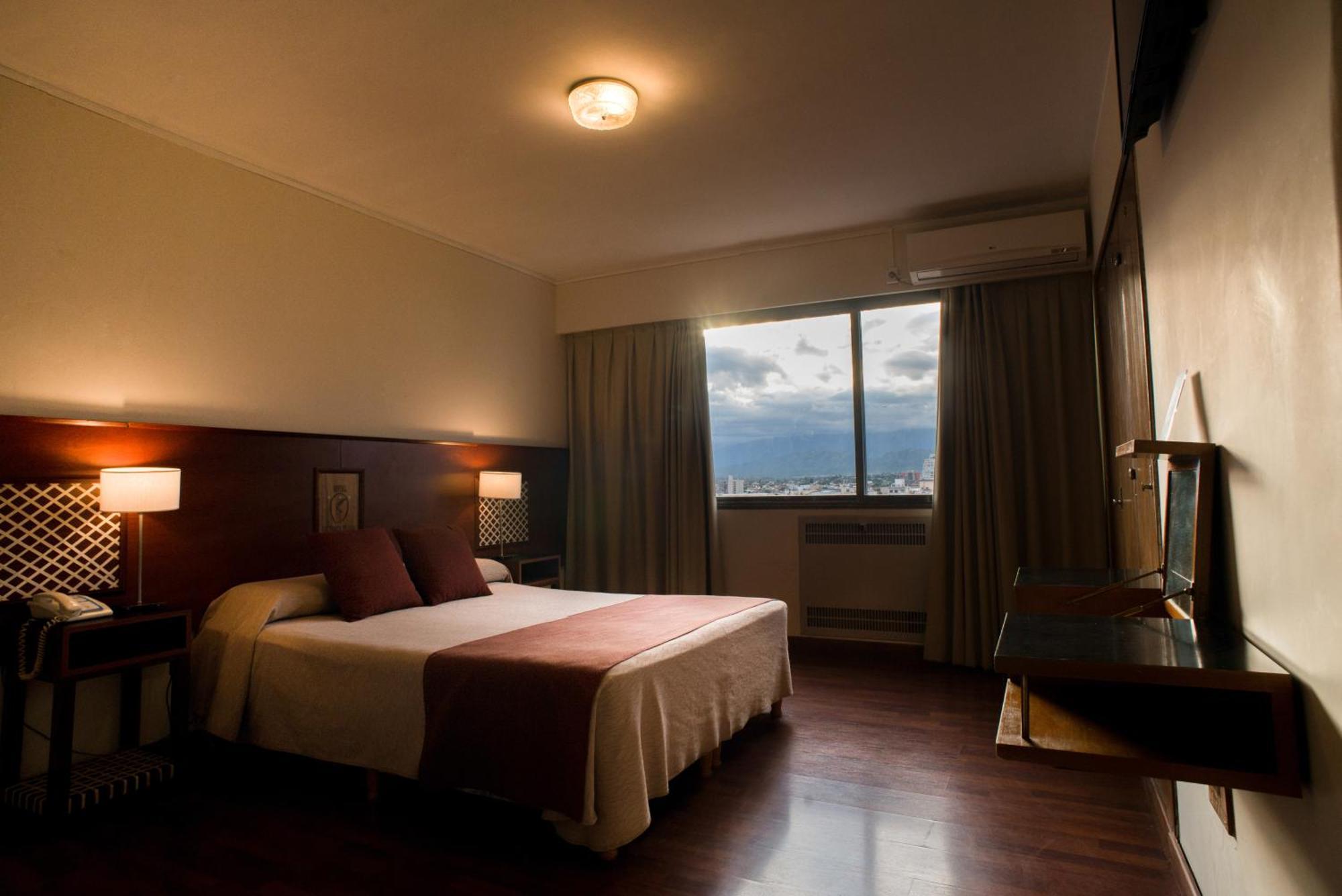 Hotel Victoria Plaza Салта Екстериор снимка