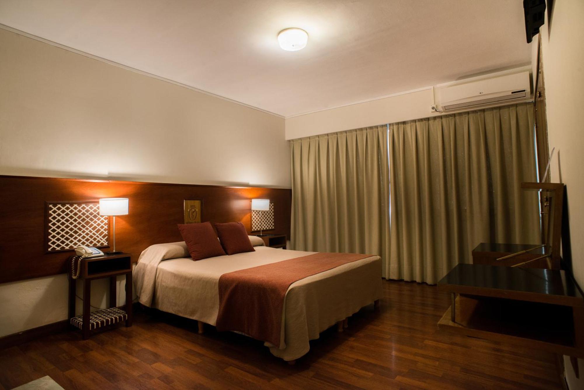 Hotel Victoria Plaza Салта Екстериор снимка